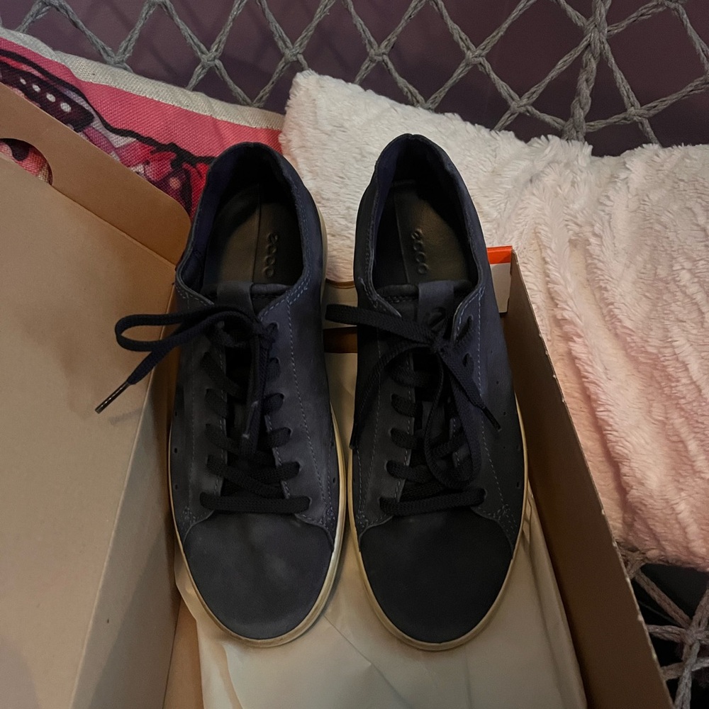 men’s ecco canvas sneakers
size 9.5